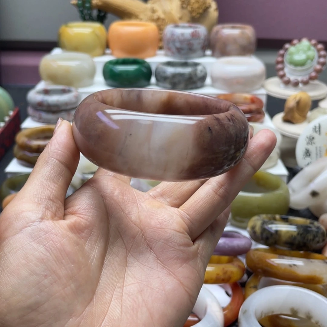 柳***坞石英岩玉手镯未镶嵌