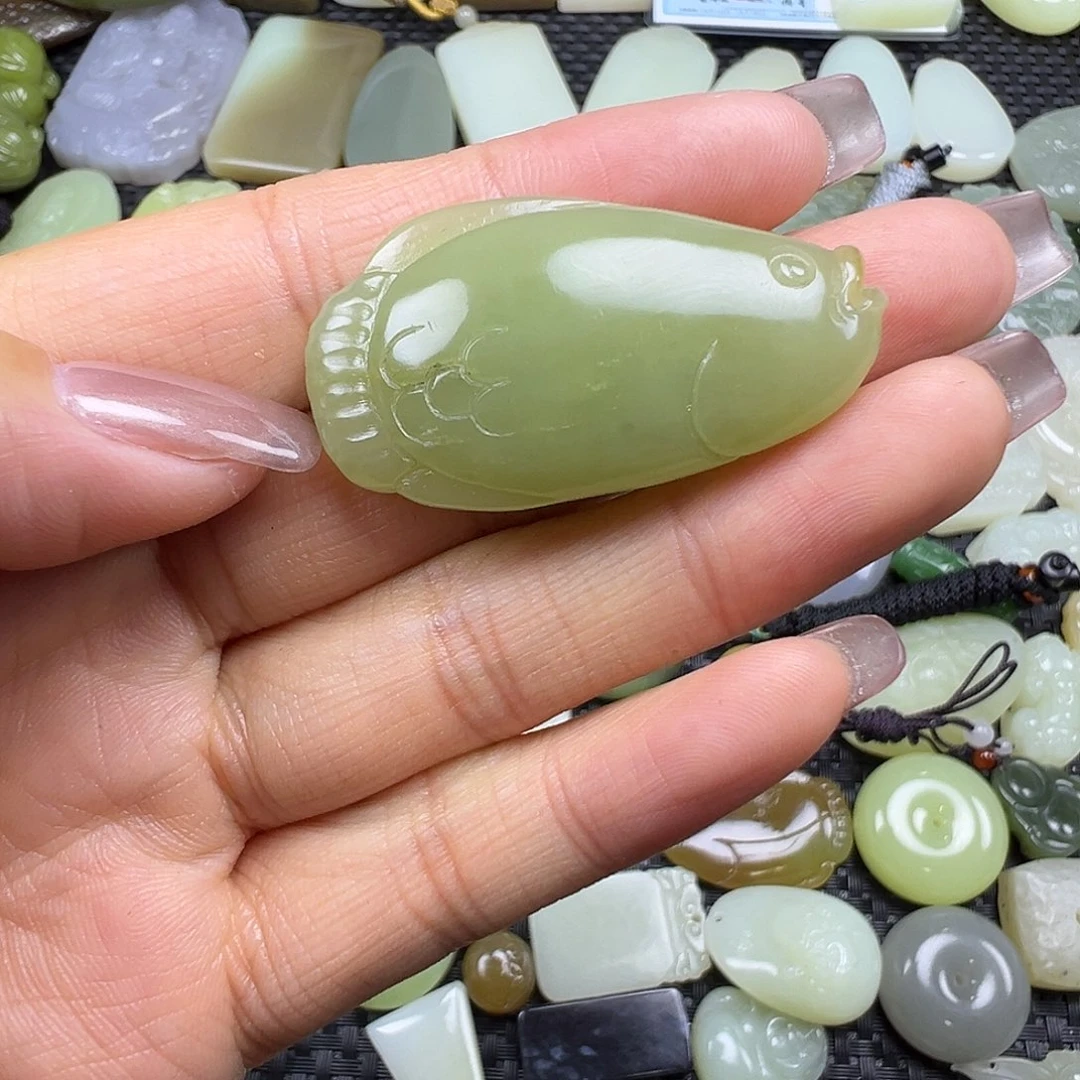 和田玉未镶嵌颈饰微瑕，买断价，不退不换，卡43