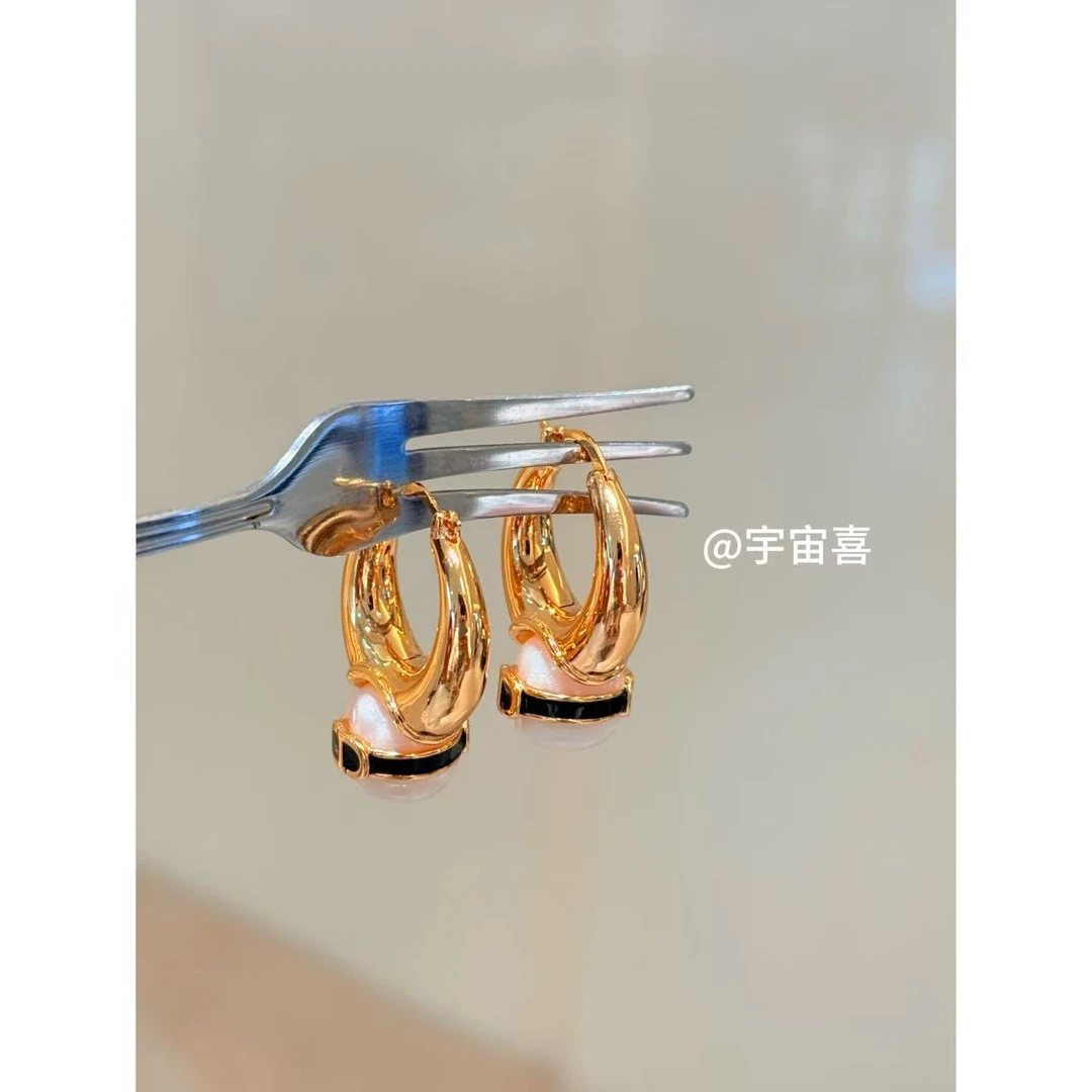 铜合金珐琅耳饰 A2-107【金色猪鼻子珐琅黑坠贝珠宽版耳扣耳圈】