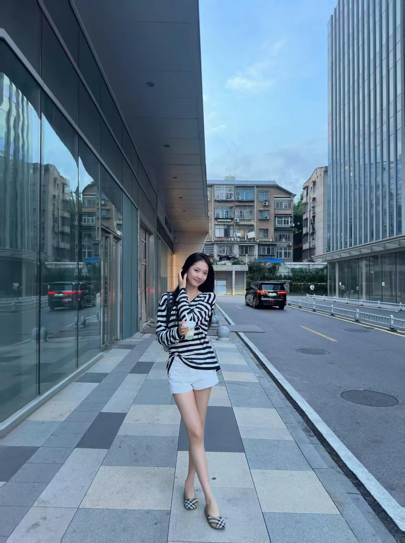 慵懒风宽松韩版条纹T恤长袖上衣女薄款休闲白色短裤套装2025新款