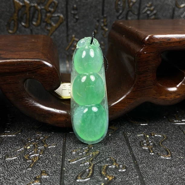 天然A货翡翠福豆吊坠