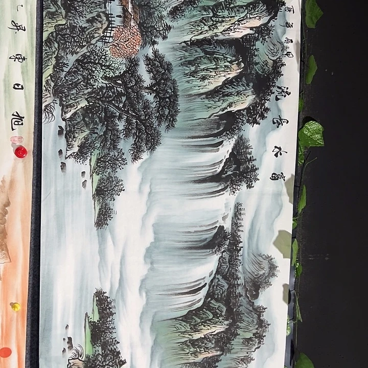 客厅的灯亮了起来
