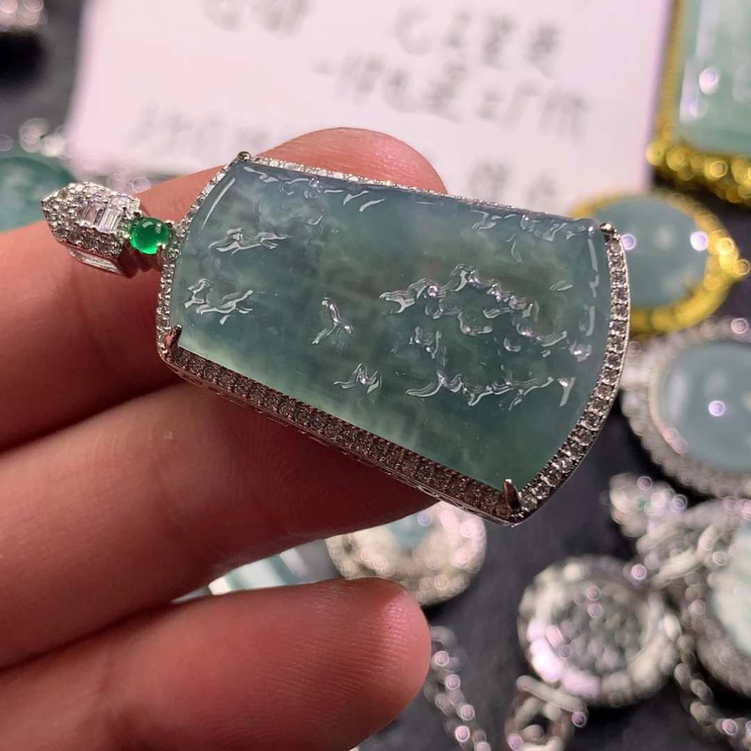 翡翠未镶嵌颈饰山水