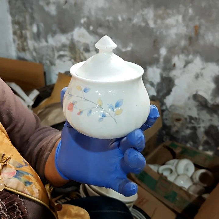 瓷片盘子碗茶壶啥都有