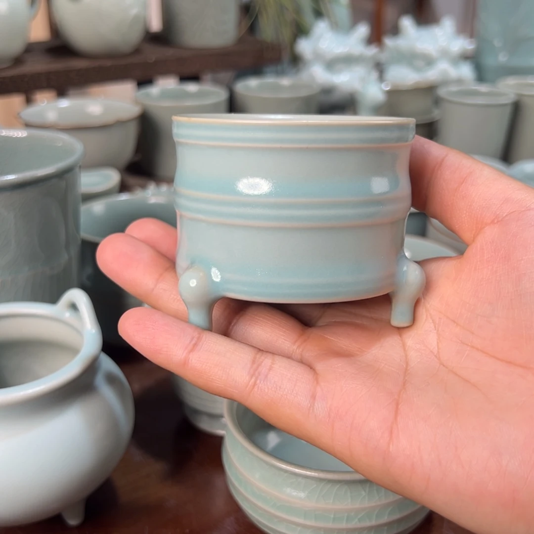 精品天青三足鼎。
