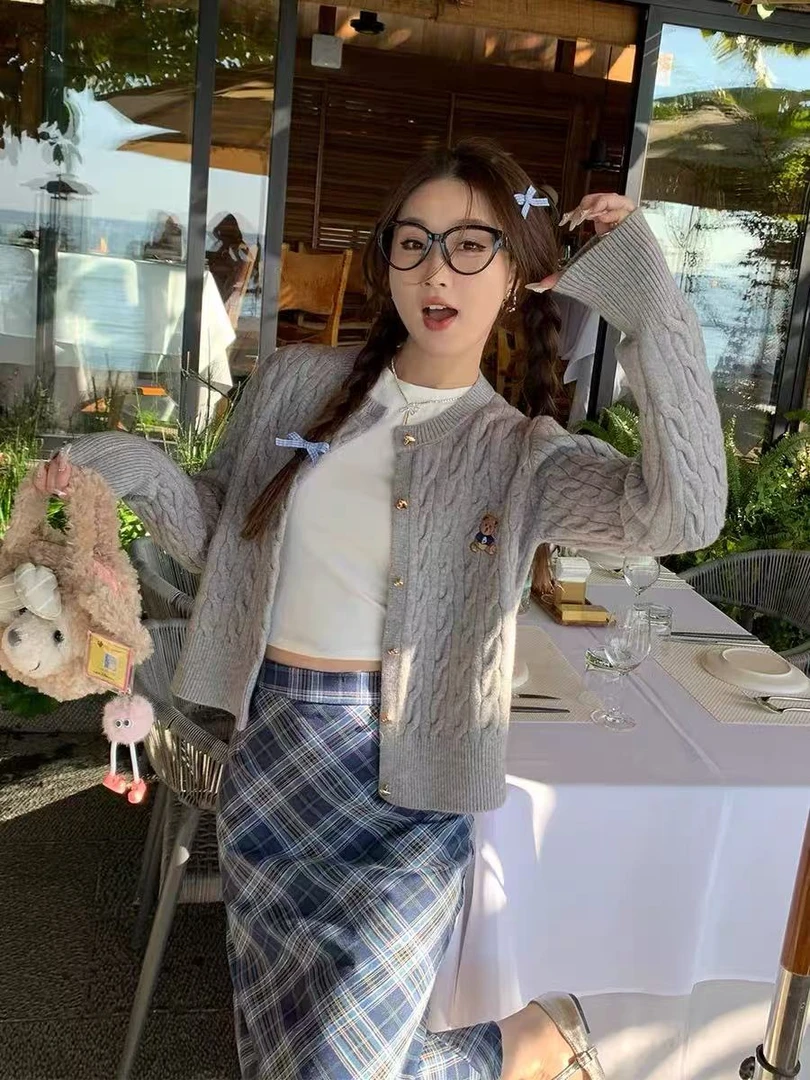 林夏 露思同款小熊刺绣麻花开衫针织外套女2025新款开春上衣546