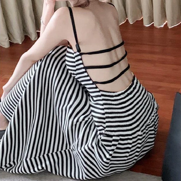 2025法式露背设计感黑白条纹吊带连衣裙女夏季新爆款沙滩A字长裙