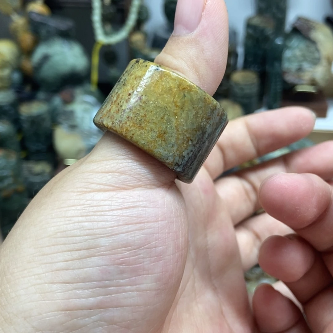 未镶嵌岫岩河磨玉（透闪石质玉）把件