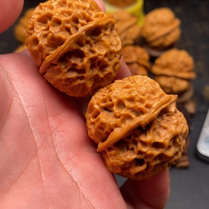 文玩核桃把件珊瑚绣球