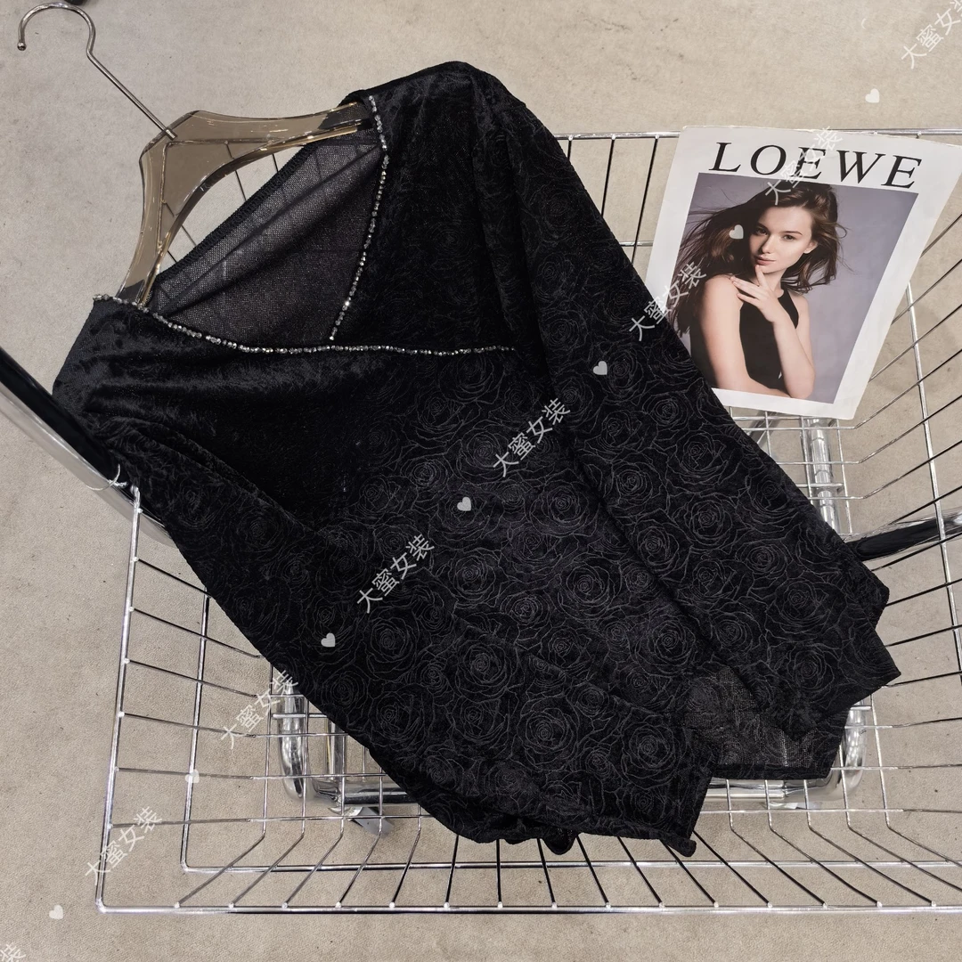 【大蜜】1755#春季新款玫瑰花设计感V领上衣