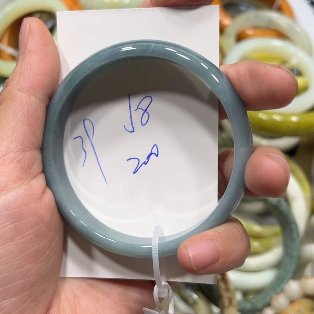 翡翠手镯未镶嵌蔷****?