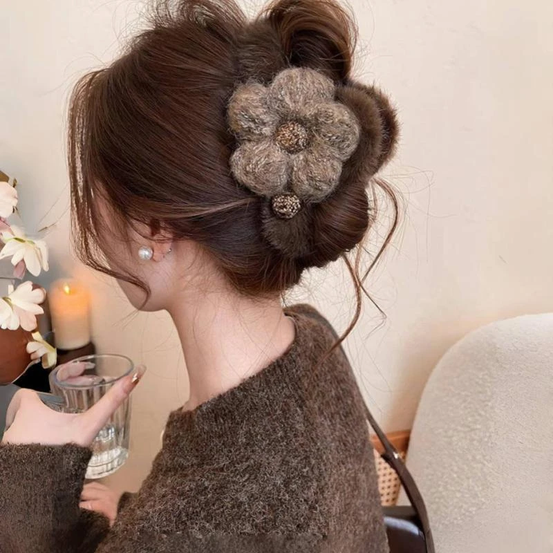 毛绒花朵大号抓夹女2024新款高级感鲨鱼夹冬季后脑勺盘发夹子头饰