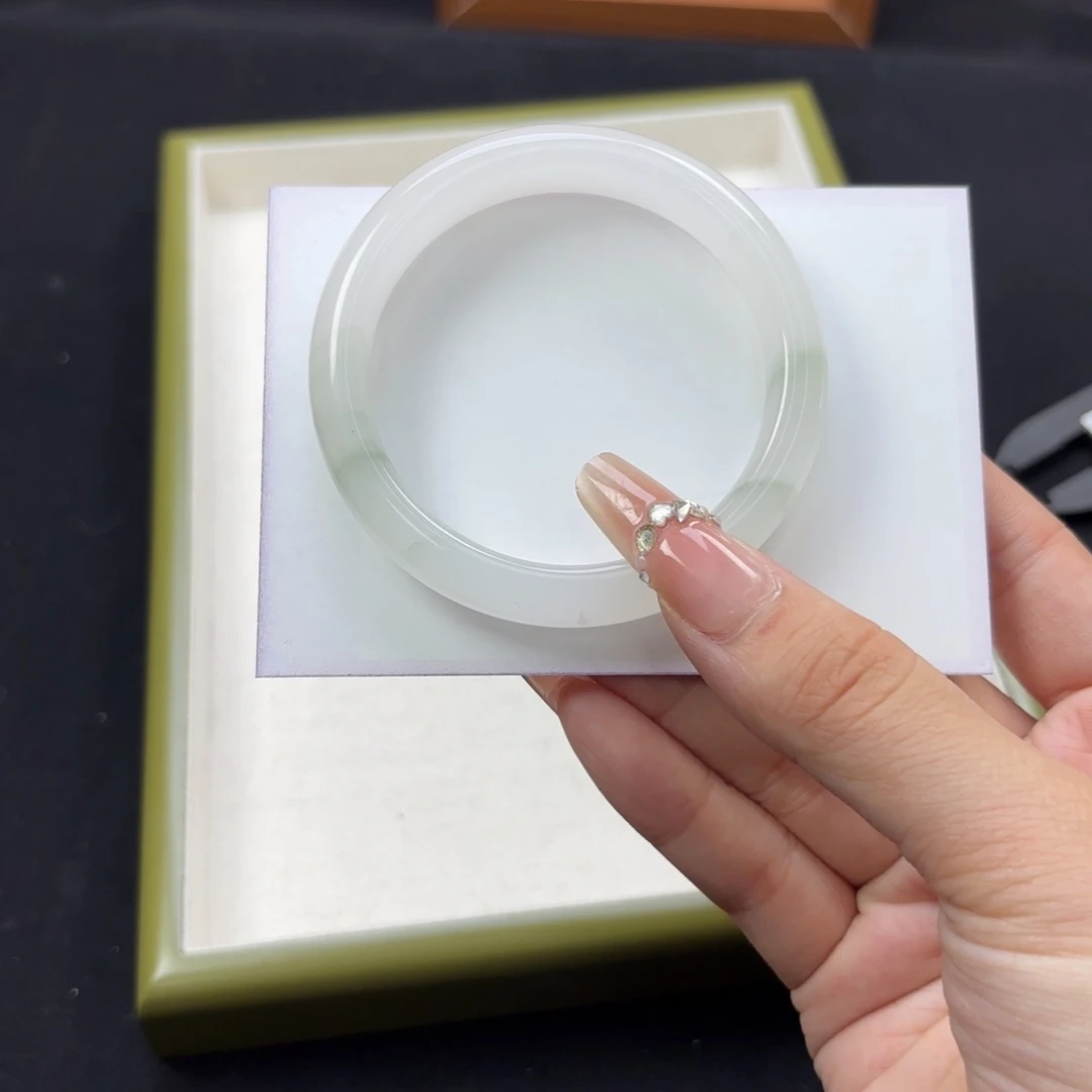 石英质玉手镯未镶嵌贝*朵