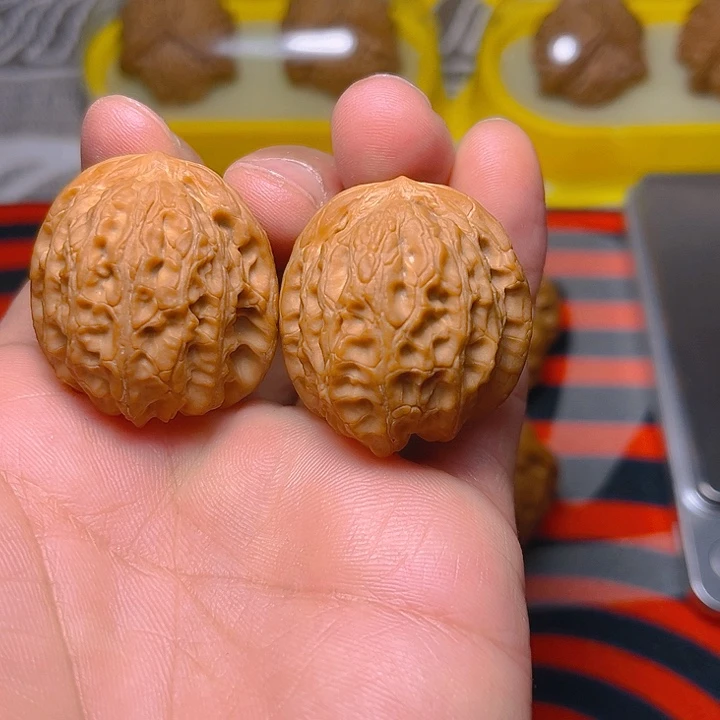 文玩核桃吊坠龙胆