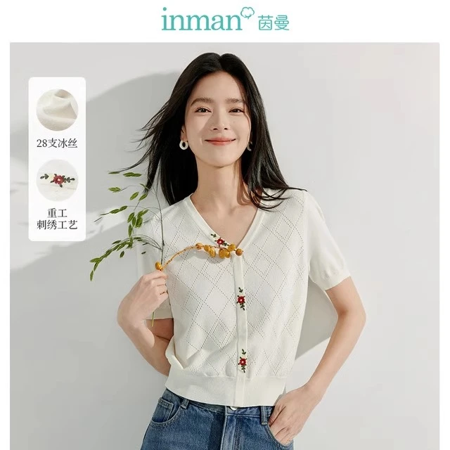 茵曼冰丝绣花V领短针织衫女2025年春季新款气质v领短袖白色上衣