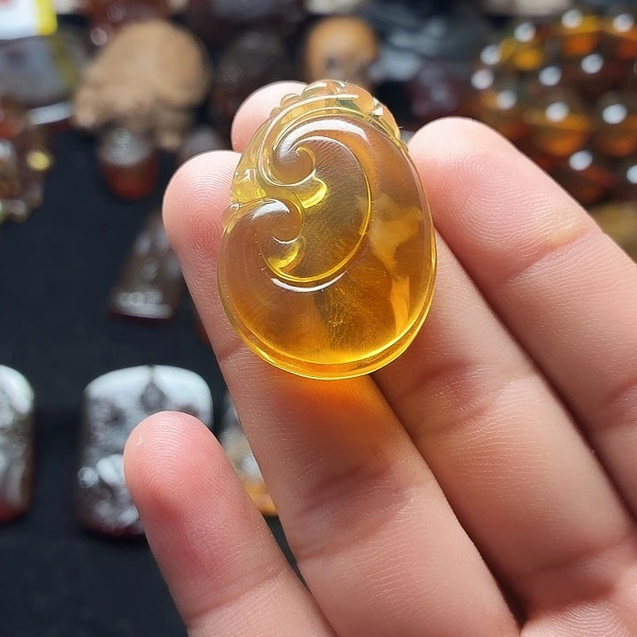 琥珀未镶嵌颈饰。。