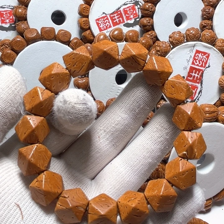 桃核雕刻八棱手串