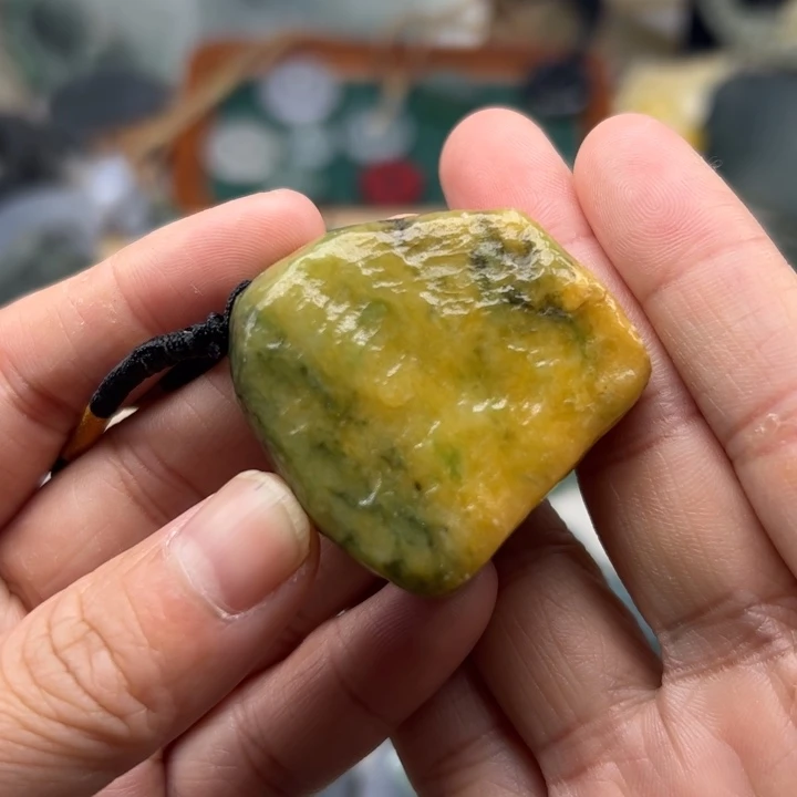 翡翠颈饰未镶嵌毛料