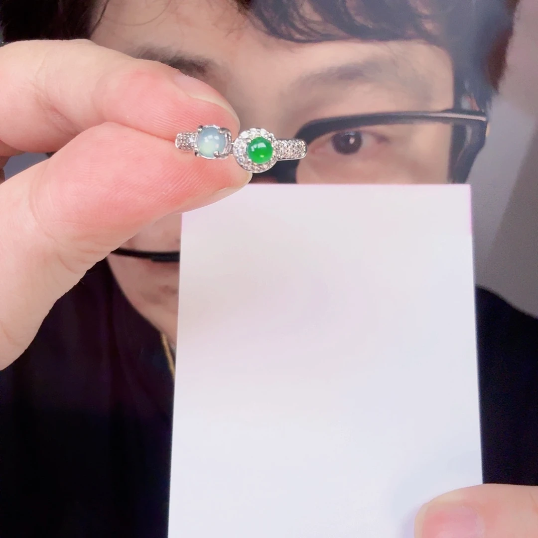 翡翠未镶嵌颈饰一件