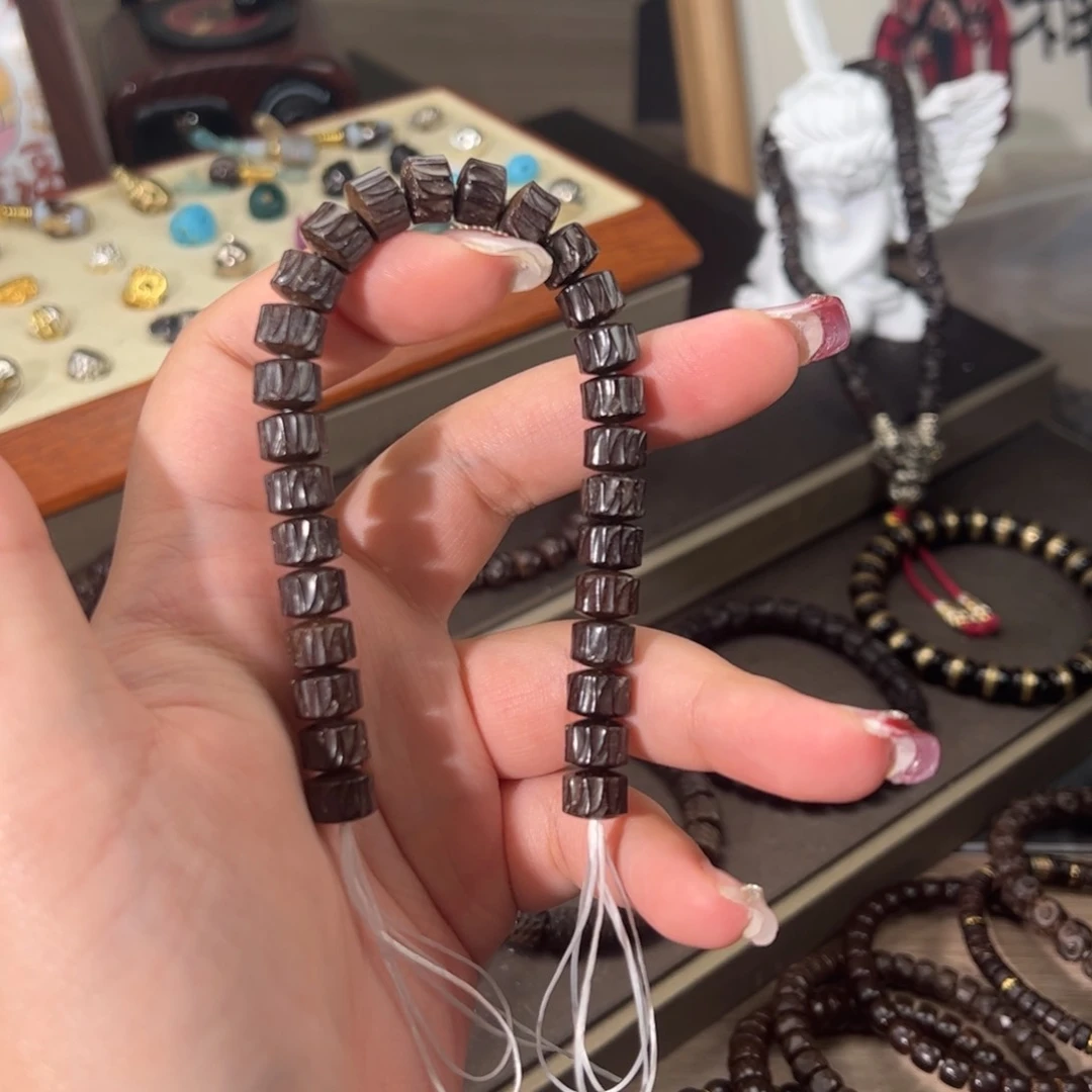 椰蒂吊坠吞噬加金标黑。 1111