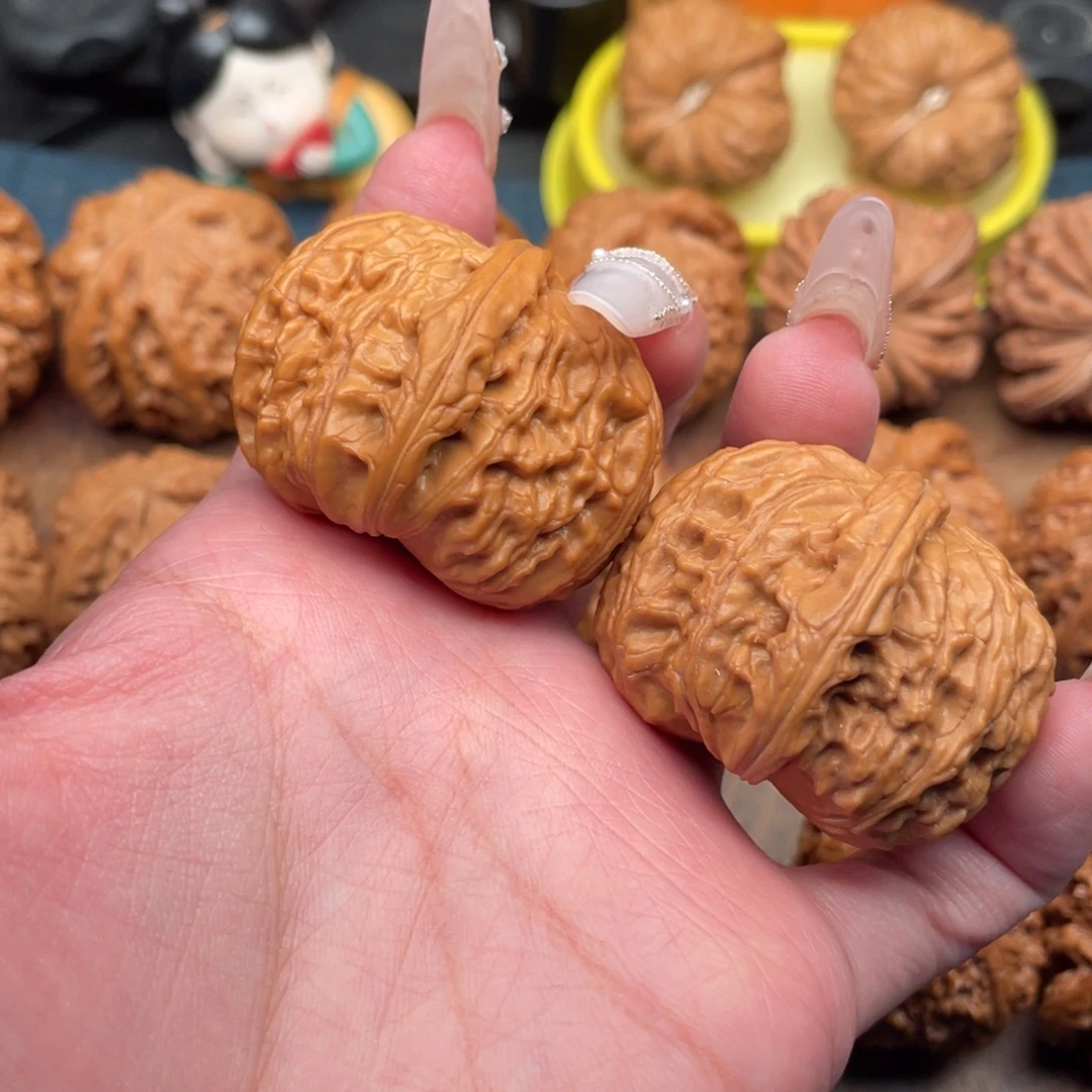 文玩核桃把件全品精配大肚球白38，卡姿兰底