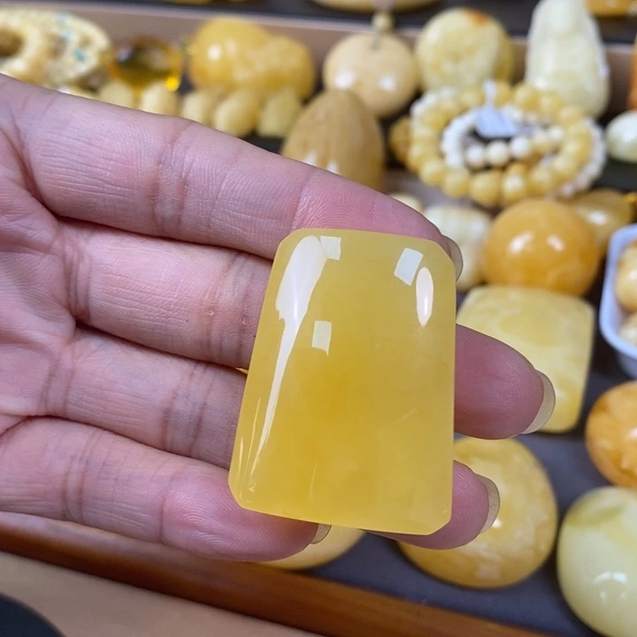 琥珀裸石未镶嵌无事牌