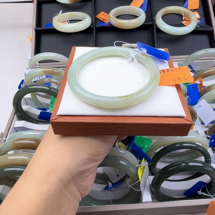 未镶嵌手镯和田玉七月