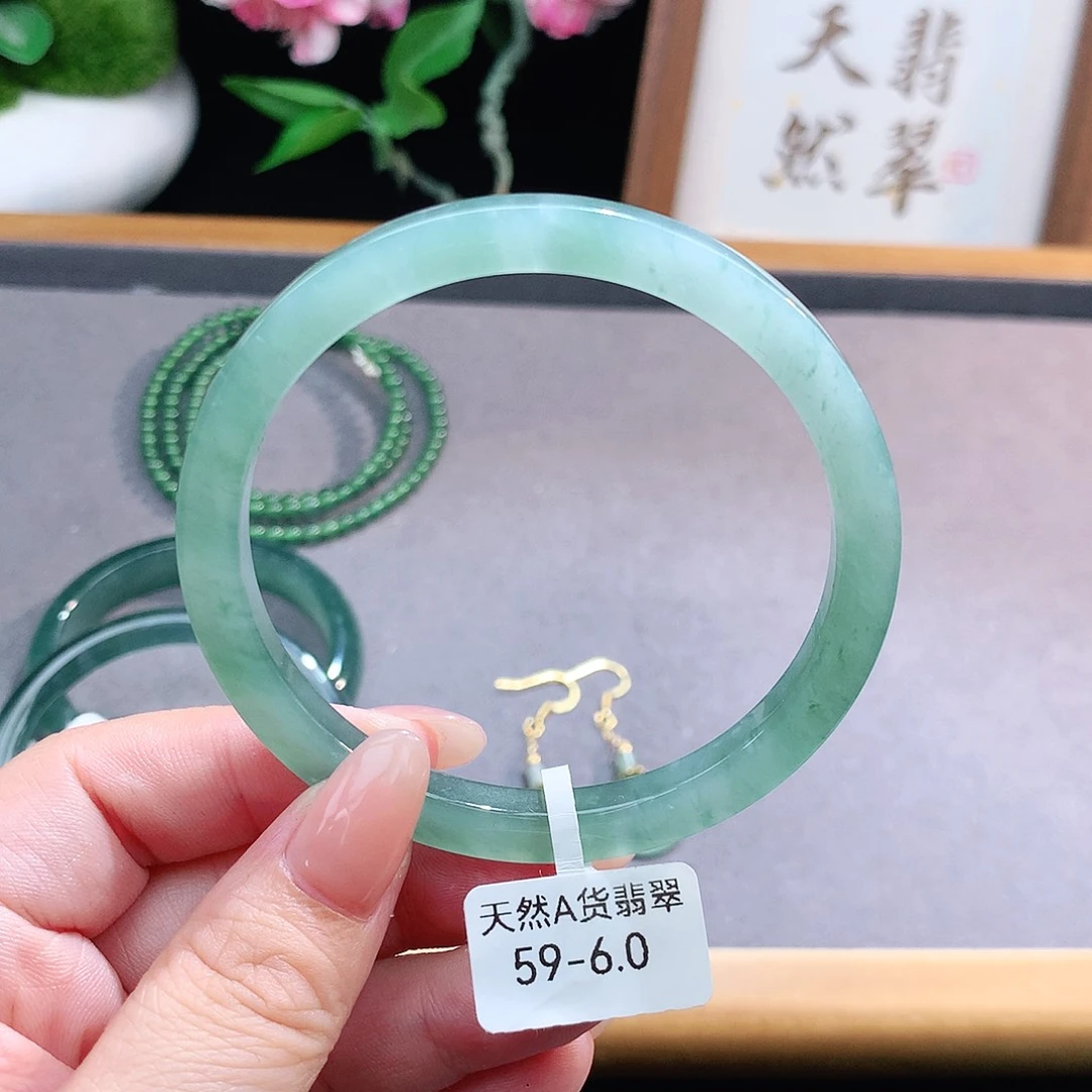 未镶嵌手镯（圆镯）翡翠