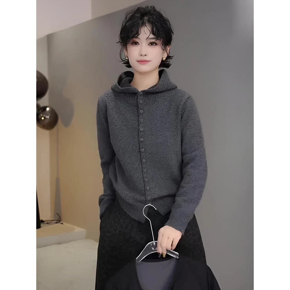 多一“叙时”2025秋冬新款复古连帽单排扣时尚简约长袖毛衣外穿上衣