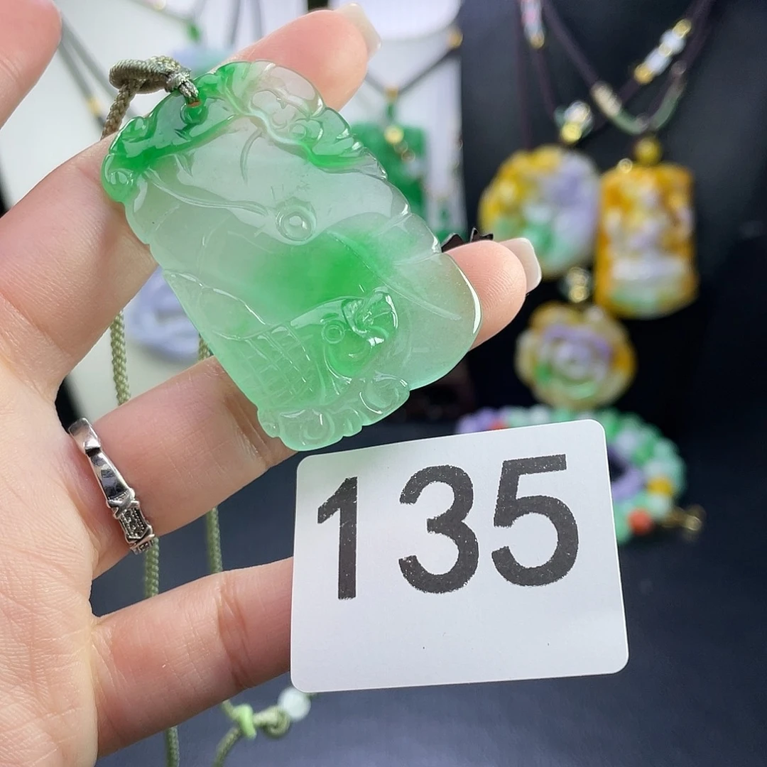 翡翠未镶嵌吊坠(赠链)