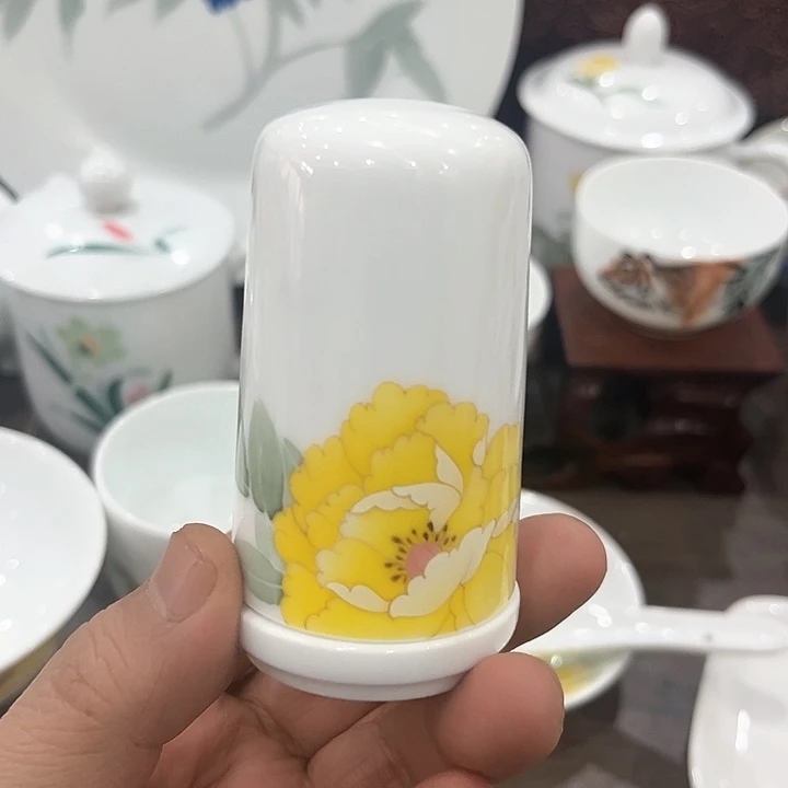 釉下五彩的瓷器在，