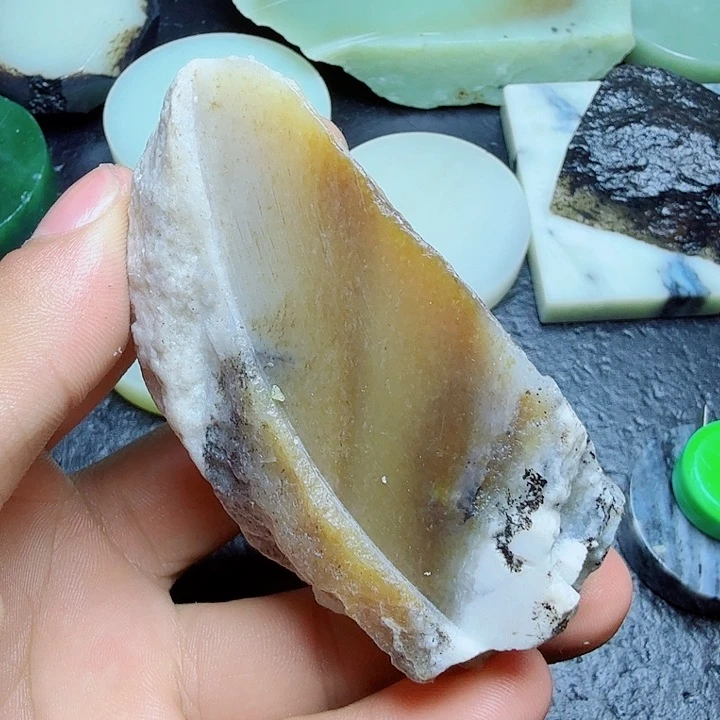 和田玉（糖玉）未镶嵌珠宝奇石