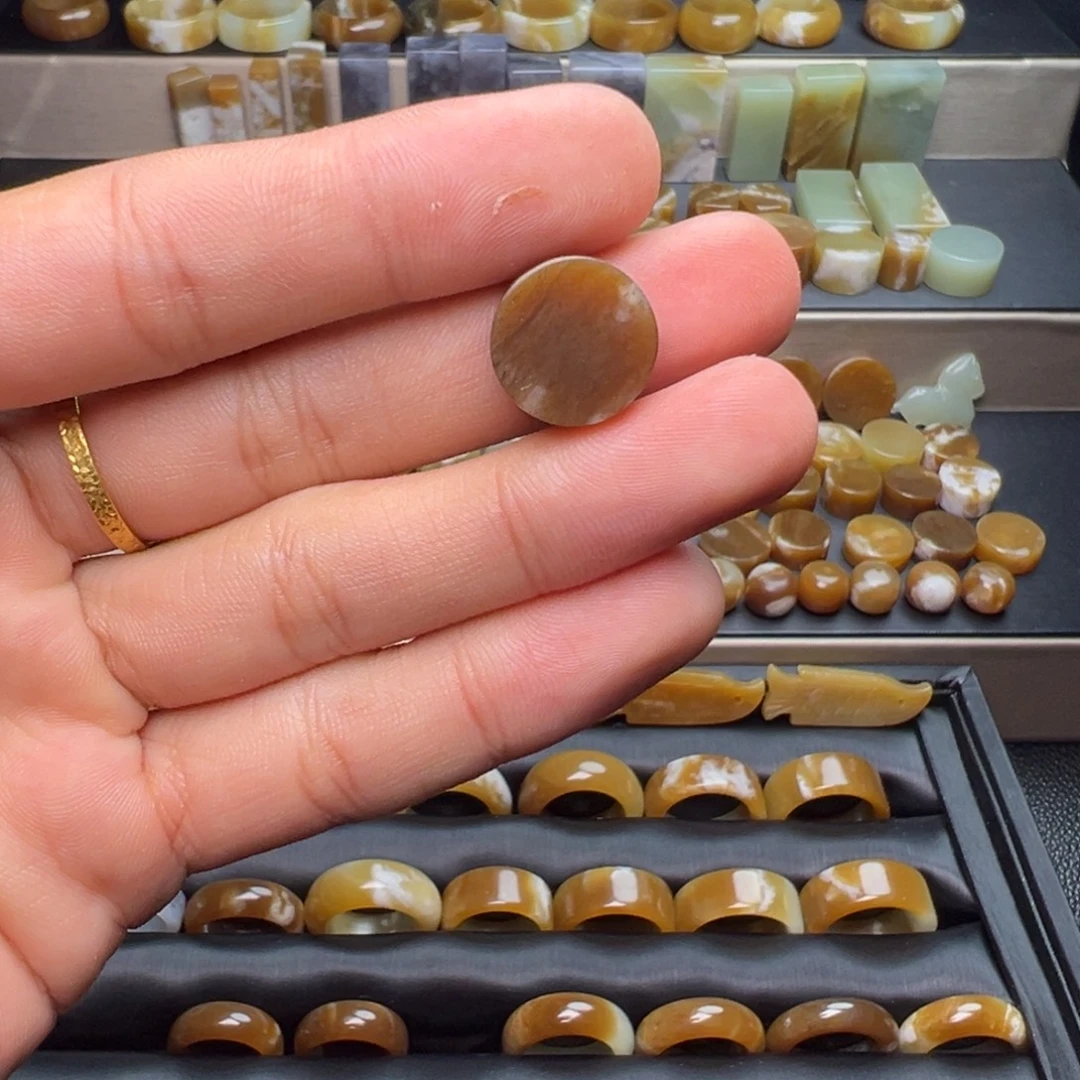 和田玉（糖玉）未镶嵌珠宝奇石圆牌福利