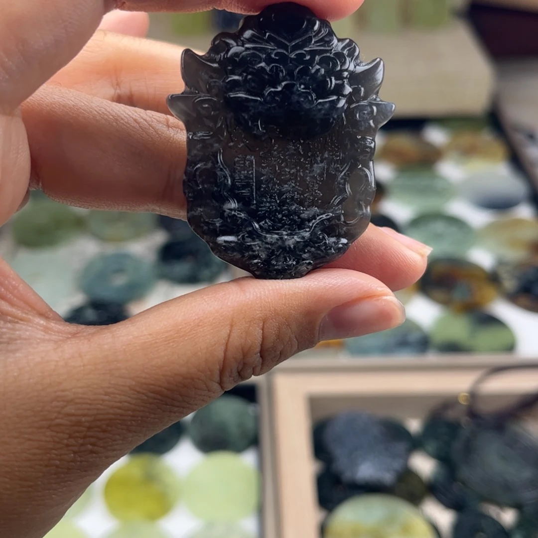 蛇纹石玉未镶嵌颈饰迪**西