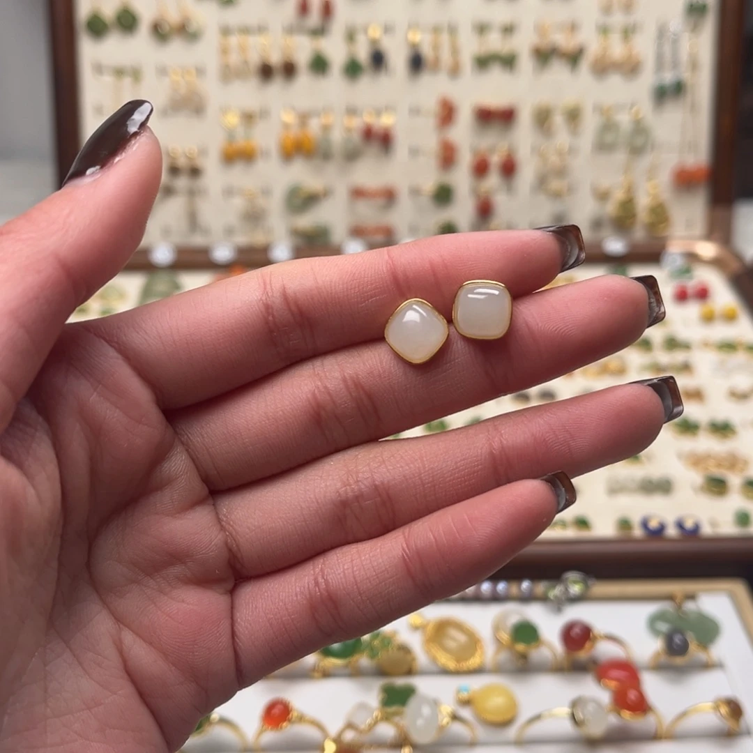 和田玉未镶嵌耳饰