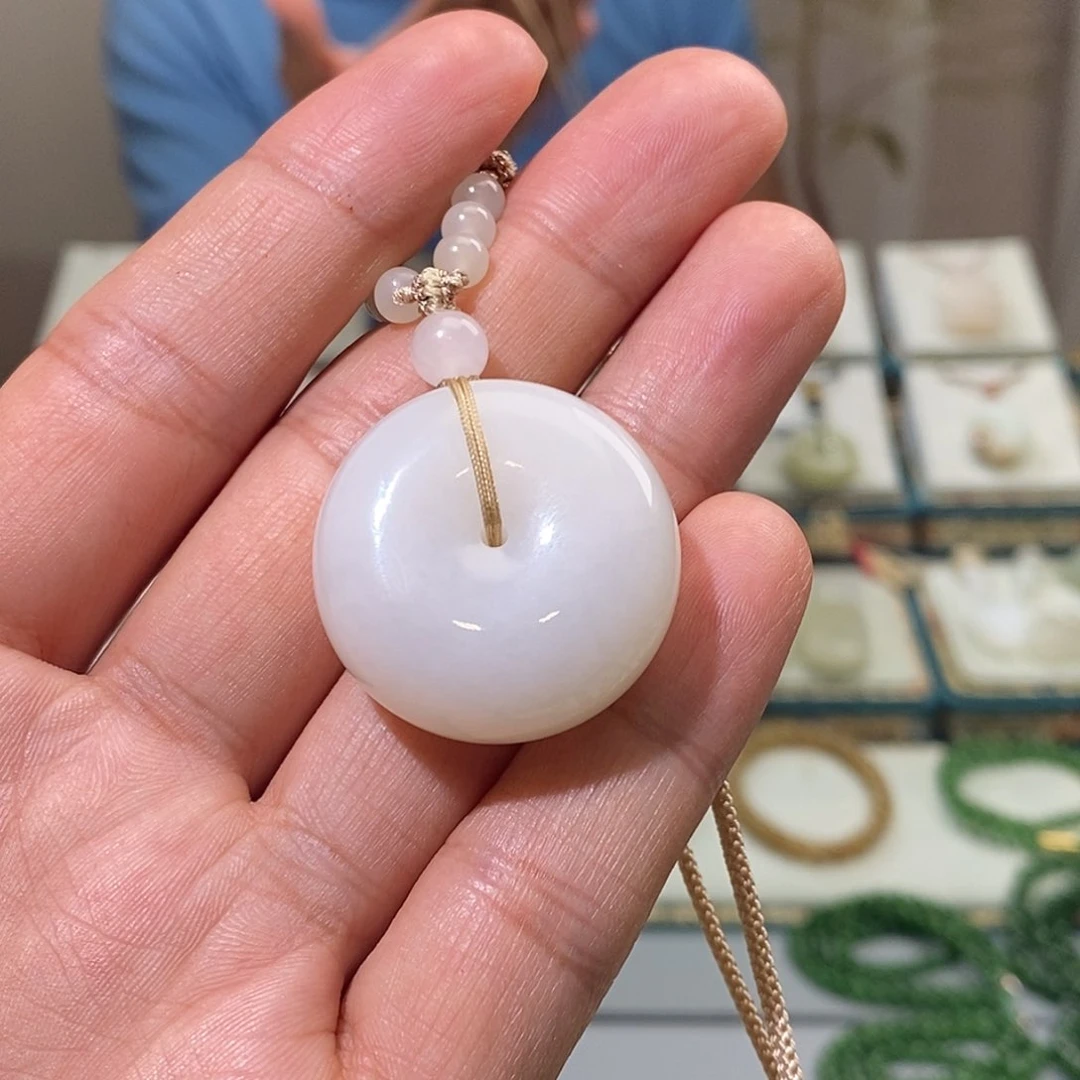 和田玉未镶嵌颈饰查**人