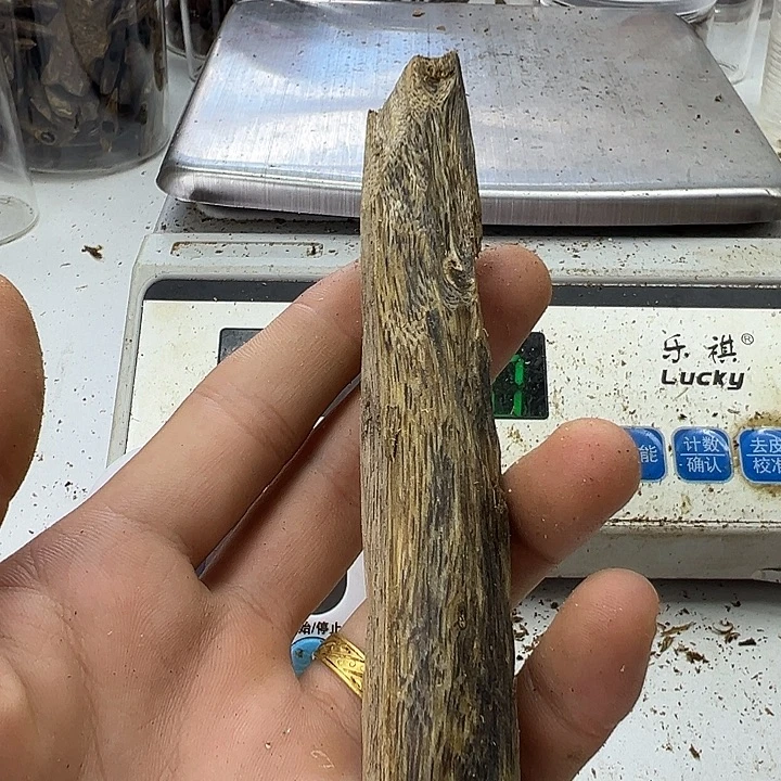 沉香沉香碎屑蓝宝石18克+