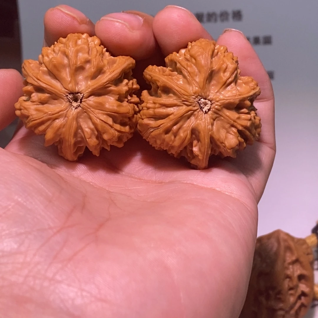 丘***。文玩核桃吊坠文山