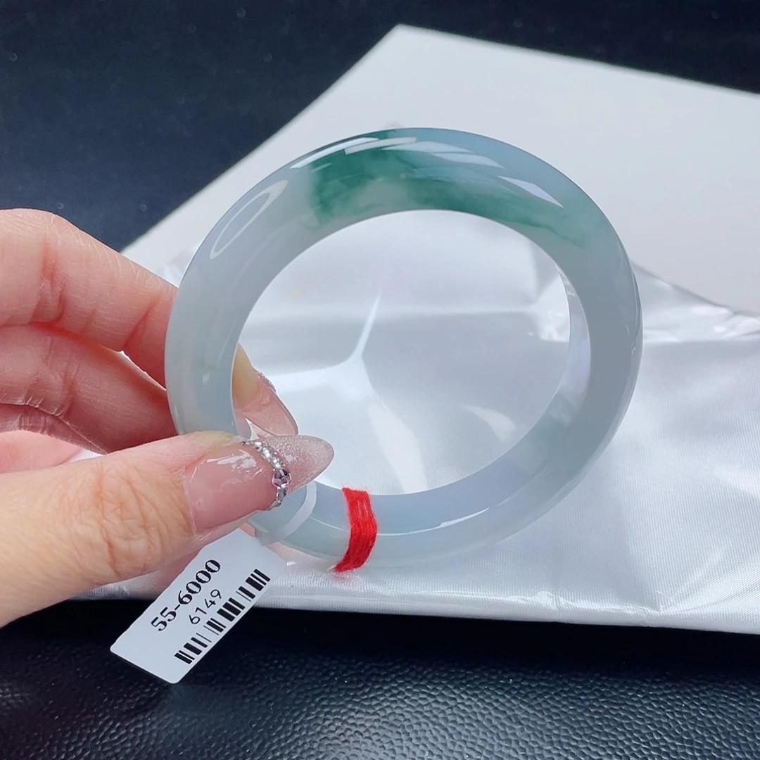 翡翠手镯未镶嵌翡翠