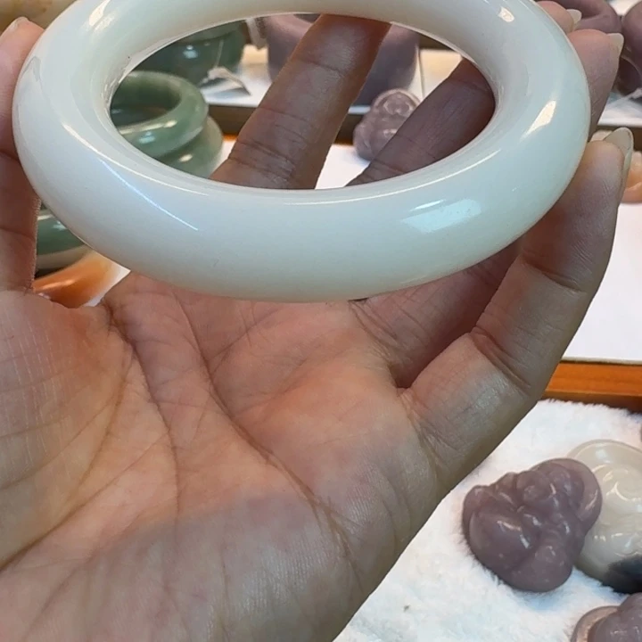 石英岩玉未镶嵌手镯