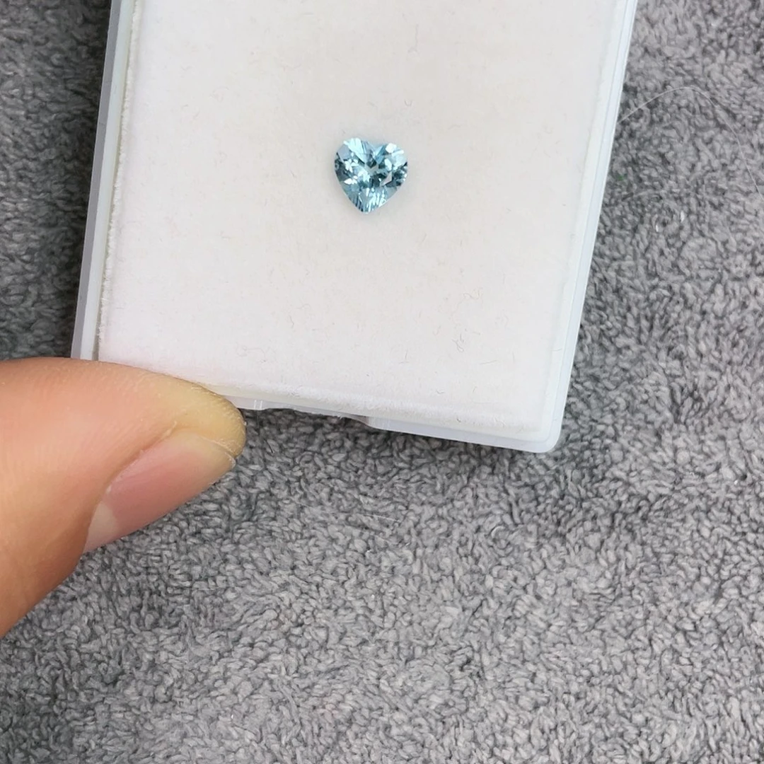 海蓝宝石裸石未镶嵌0.55Ct。