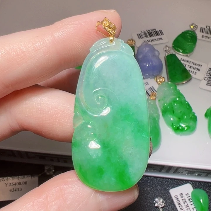 颈饰18K金镶嵌翡翠