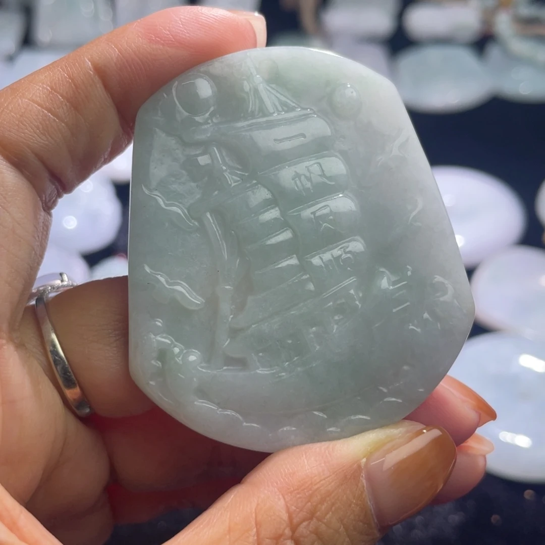 翡翠未镶嵌颈饰一帆风顺