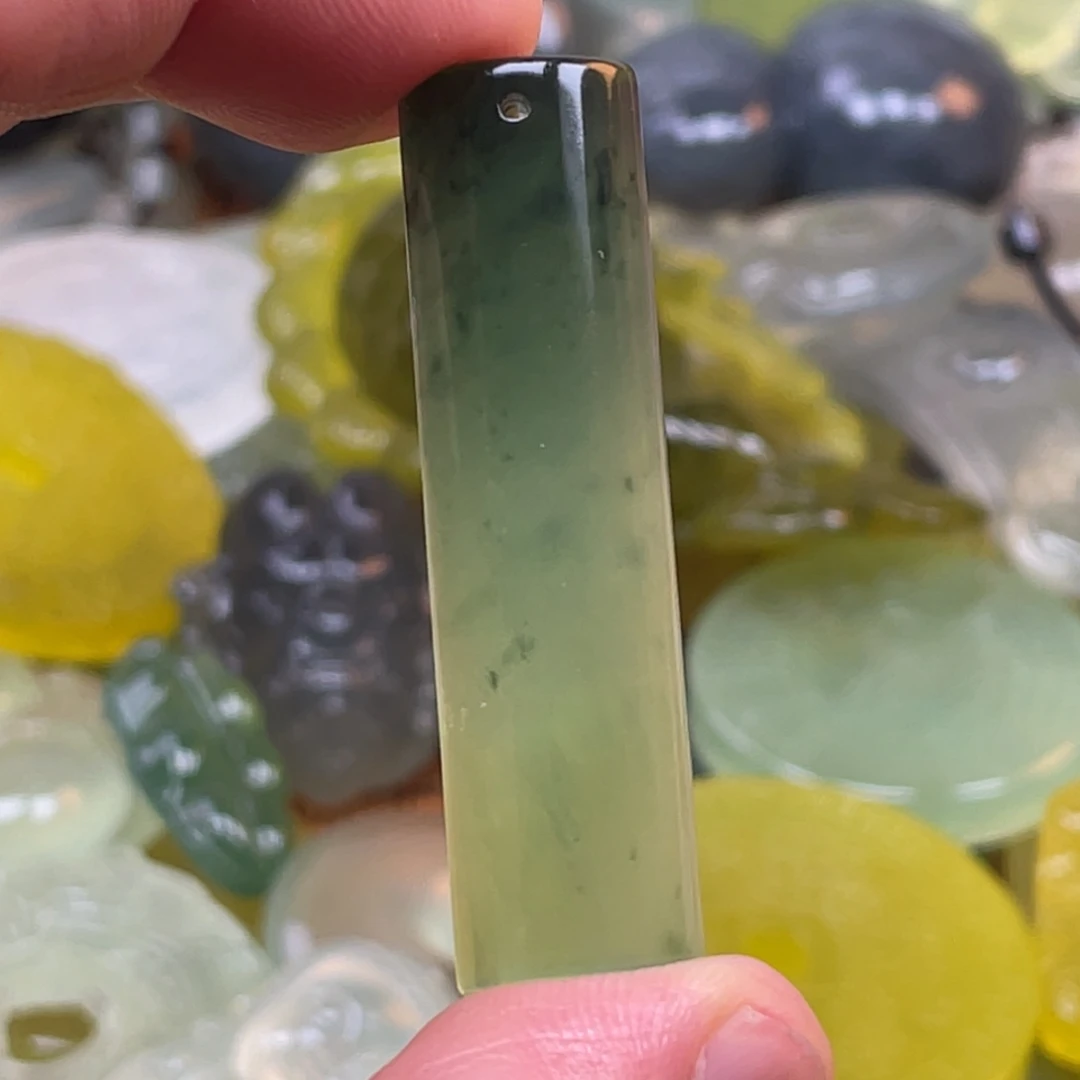 花***忧蛇纹石玉未镶嵌颈饰