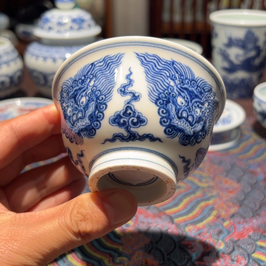 陶精品青花狮子头内绣球压手杯口径约9.5厘米