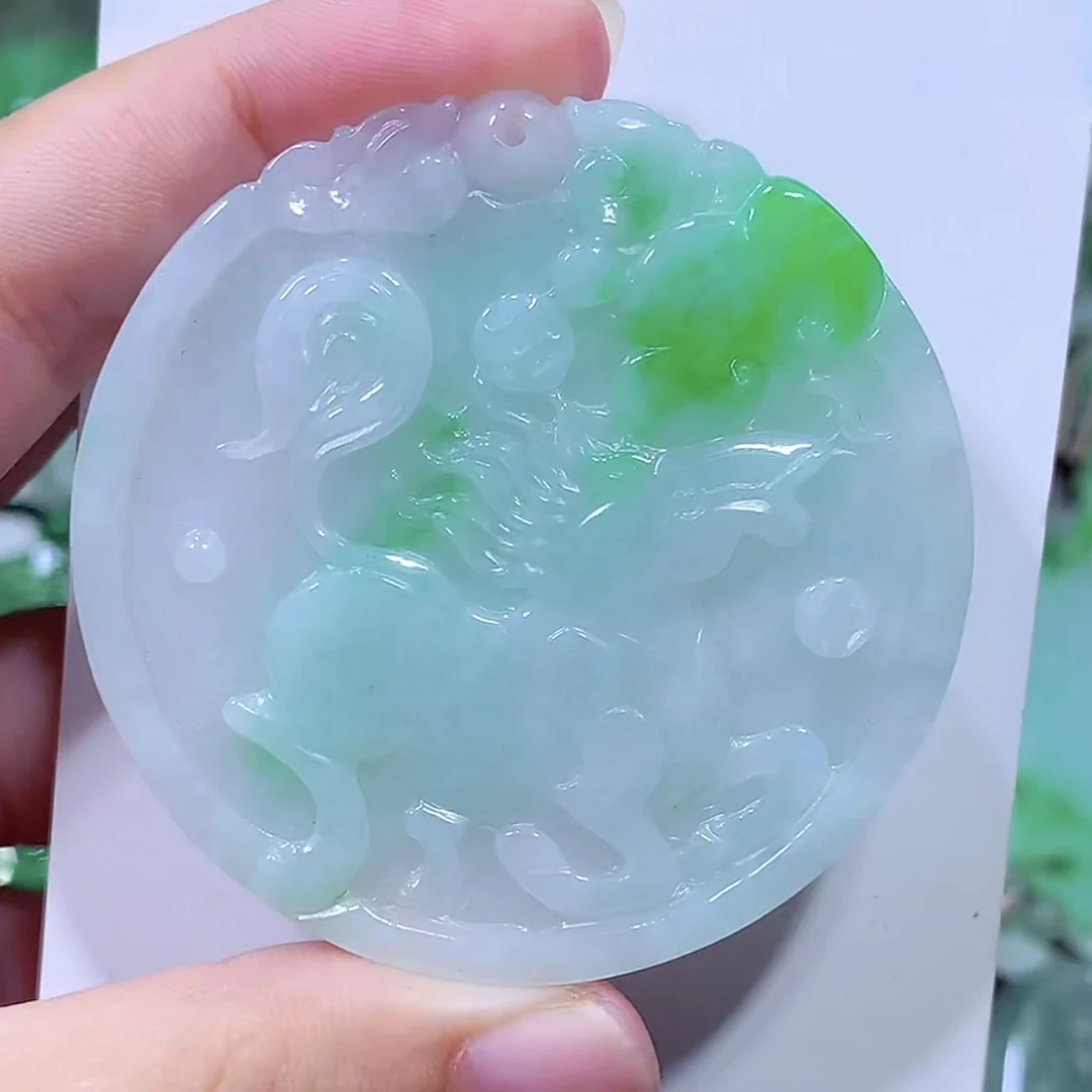 缅甸天然A货翡翠飘阳绿马到功成马牌吊坠