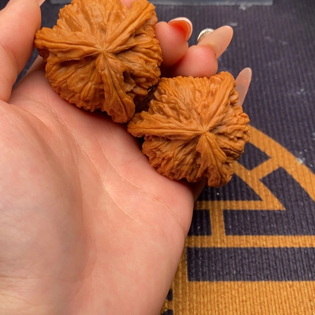 邱***邱文玩核桃吊坠白狮子