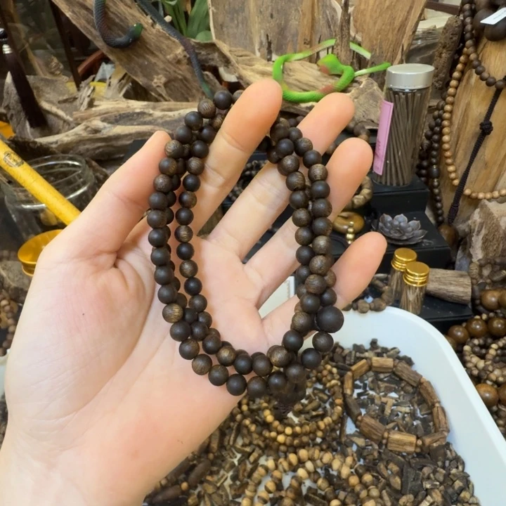 丽***.沉香沉香碎屑海南乌身白棋0.6大17克➕沉香碎屑多样性