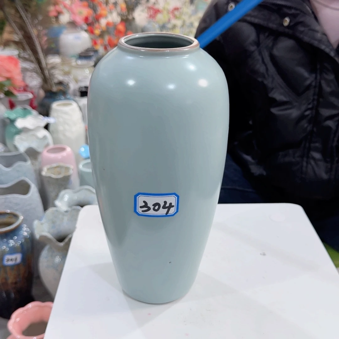 1***7304号陶瓷高26厘米瑕疵一个