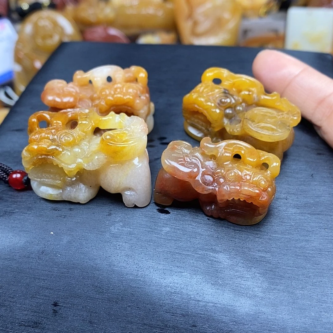 石英质玉（黄龙玉）颈饰未镶嵌